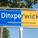 In Europa eenmalig: Eén plaatsnaambord dat twee plaatsen en twee landen zichtbaar verbindt!