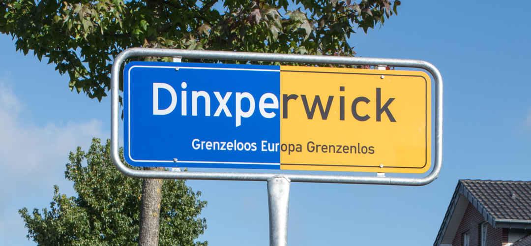 In Europa eenmalig: Eén plaatsnaambord dat twee plaatsen en twee landen zichtbaar verbindt!